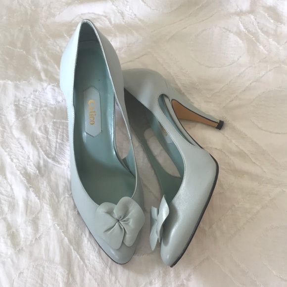 💙HOST PICK!💙 Vintage leather heels with cutouts in pastel mint - Picture 2 of 6